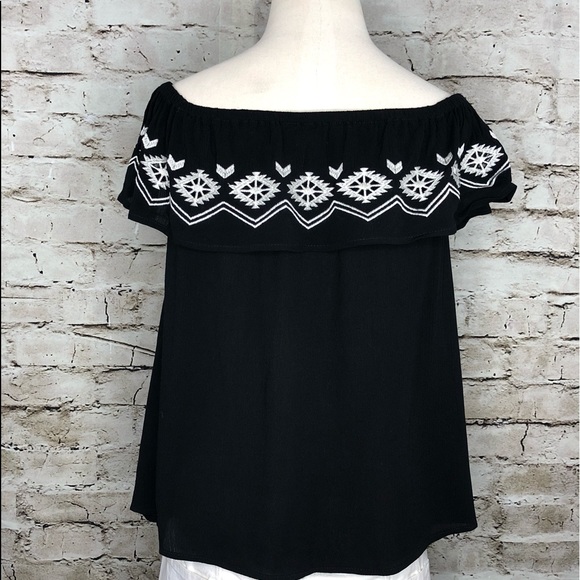 ALYA • Francesca’s Collection Top - Picture 5 of 8